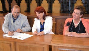 La vicerrectora de la UMH con la alcaldesa de Astorga. 