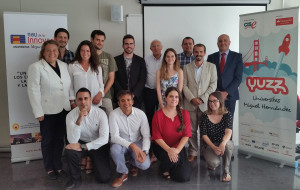 Emprendedores y miembros del jurado tras la presentación de proyectos en la final del programa YUZZ UMH