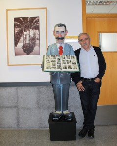 El director de la Cátedra Pedro Ibarra, Miguel Ors, con el ninot indultado.
