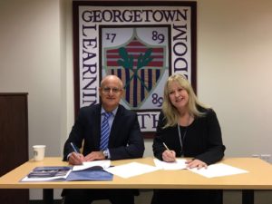 Vicente Micol con Chantal Santelices, firma del convenio (Directora del CIED). Georgetown