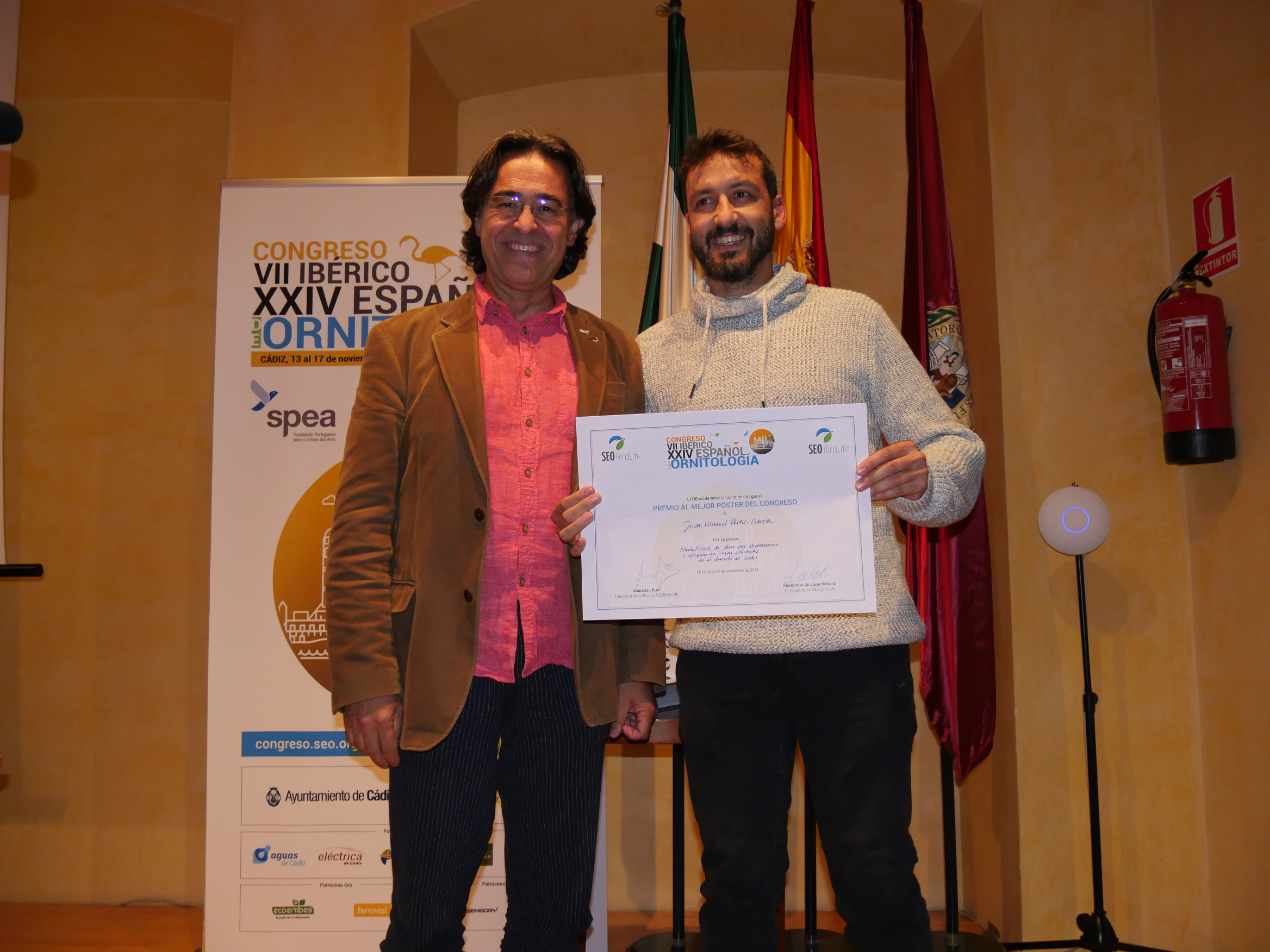 Juan-Manuel-Pérez-García-recibe-su-premio-al-mejor-póster-de-manos-de-Mario-Días-presidente-del-comité-científico-de-SEOBirdLife